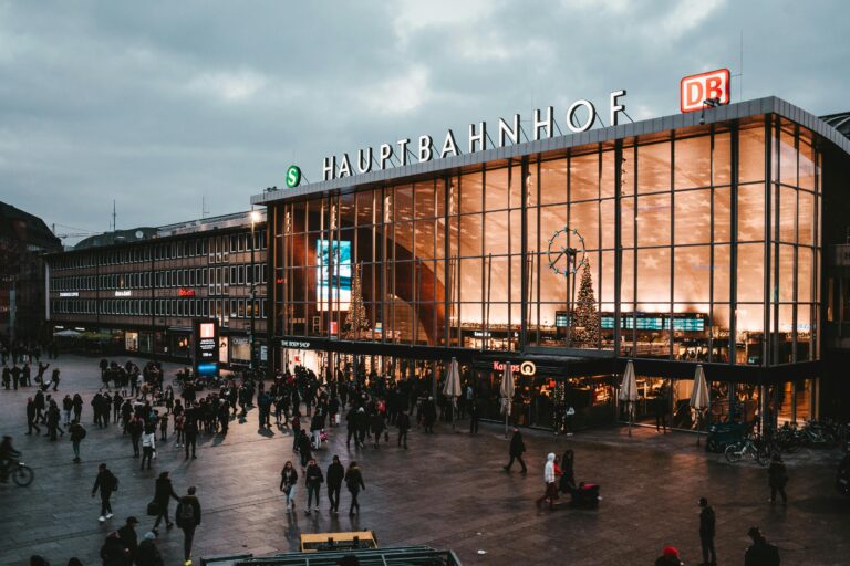 Die Sperrung des Kölner Hauptbahnhofs sorgt für Zugausfälle und Umleitungen. Welche Strecken betroffen sind und welche Alternativen Reisende nutzen können.