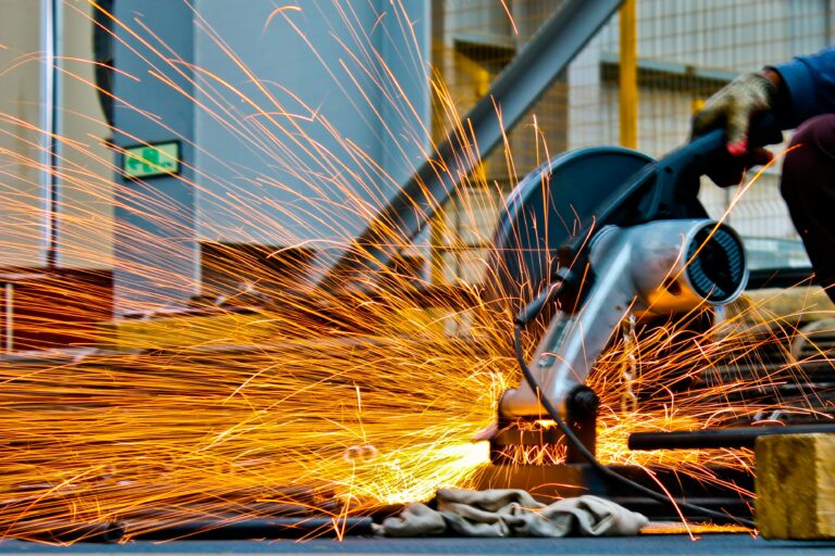 Der Verkauf von BASF Coatings Münster könnte gravierende Folgen haben. Die CDU warnt vor wirtschaftlichem Abschwung und fordert politische Änderungen. Mehr erfahren. Der Rückgang der Industrieproduktion in NRW hält weiter an. Mit einem nominalen Minus von 5,1 Prozent im Vergleich zu 2023 verzeichnet die nordrhein-westfälische Industrie das zweite Jahr in Folge rückläufige Zahlen. Der Wert der produzierten Waren betrug im Jahr 2024 insgesamt 317 Milliarden Euro. Die Entwicklung betrifft nahezu alle bedeutenden Industriebranchen in NRW – ein klares Zeichen für die anhaltenden strukturellen Herausforderungen. Maschinenbau und Metallbranche unter starkem Druck Besonders deutlich zeigt sich der Rückgang der Industrieproduktion in NRW im Maschinenbau. Die Unternehmen dieser Branche produzierten Waren im Wert von 43,3 Milliarden Euro. Im Vergleich zum Vorjahr ist das ein Rückgang von 6,7 Prozent. Noch stärker betroffen ist die Metallindustrie, die mit 38,4 Milliarden Euro ein Minus von 7,6 Prozent hinnehmen musste. Auch die Hersteller von Metallerzeugnissen verloren deutlich – hier liegt der Rückgang bei 7,3 Prozent. Lebensmittel- und Chemieindustrie mit leichten, aber spürbaren Verlusten Die Nahrungs- und Futtermittelhersteller verzeichneten einen Produktionswert von 39,1 Milliarden Euro. Im Vergleich zu 2023 entspricht das einem Rückgang um 2,2 Prozent. Die Chemieindustrie, ein traditionell starker Sektor in NRW, produzierte Waren im Wert von 40,5 Milliarden Euro – ein Rückgang von 1 Prozent. Auch wenn die Verluste in diesen Branchen geringer ausfallen, bleibt der Abwärtstrend spürbar. Autozulieferer in der Krise: Produktionsrückgang in der Fahrzeugbranche Die Produktion von Kraftwagen und Fahrzeugteilen liegt 2024 bei 17,4 Milliarden Euro. Das entspricht einem Rückgang von 7,2 Prozent. Die Branche leidet unter anhaltend hoher Inflation, Materialengpässen sowie verhaltenem Konsum. Der Rückgang der Industrieproduktion in NRW trifft damit auch die Automobilindustrie, die traditionell als Innovationsmotor gilt. Regionale Unterschiede: Kreis Gütersloh als Ausnahme Trotz der insgesamt rückläufigen Entwicklung zeigt sich der Kreis Gütersloh als wirtschaftlich widerstandsfähig. Mit einem Industrieabsatzwert von 18,7 Milliarden Euro liegt er an der Spitze der Regionen in NRW. Das spricht für eine starke industrielle Basis und eine vergleichsweise robuste Unternehmenslandschaft vor Ort. Gesamtwirtschaftlich alarmierend: NRW braucht neue Impulse Die Zahlen verdeutlichen: Der Rückgang der Industrieproduktion in NRW ist kein temporäres Phänomen. Vielmehr handelt es sich um eine anhaltende Entwicklung mit tiefgreifenden wirtschaftlichen Folgen. Um die Wettbewerbsfähigkeit zu sichern, sind politische Maßnahmen, gezielte Investitionen in Innovation und eine bessere Unterstützung des Mittelstands dringend notwendig.
