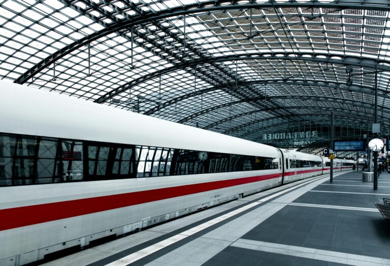 ICE Werbung AfD: Am Hauptbahnhof Köln erschien eine politische Botschaft auf Anzeigetafeln. Die Deutsche Bahn ermittelt wegen Manipulation.
