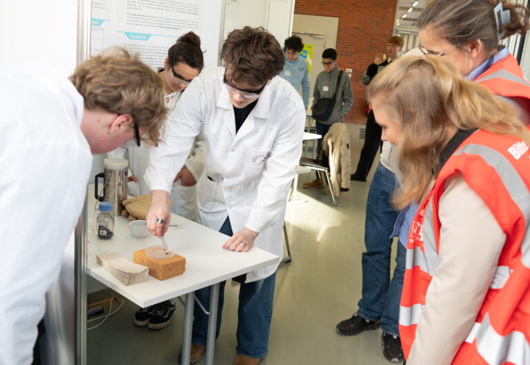 Der Jugend forscht Regionalwettbewerb Münsterland präsentierte 96 Projekte aus Naturwissenschaften und Technik. Gewinner qualifizieren sich für den Landeswettbewerb.