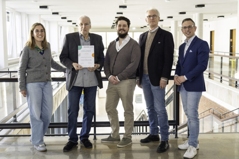 Die Westfälische Schule für Musik überzeugte beim renommierten Musikwettbewerb Netzklang Awards in Düsseldorf gleich in mehreren Kategorien. Besonders erfolgreich war sie mit dem Projekt „Von der Online-Probe zum Live-Auftritt“. Für dieses digitale Konzept erhielt sie den ersten Platz in der Kategorie Digitalisierung. Insgesamt gewann die Schule ein Preisgeld von 10.000 Euro. Der große Erfolg bei den Netzklang Awards in Düsseldorf zeigt das kreative Potenzial der Musikschule im Bereich Digitalisierung, Nachhaltigkeit und Vielfalt. 1. Platz für Digitalisierung: Kreative Probenarbeit im digitalen Raum Das Siegerprojekt „Von der Online-Probe zum Live-Auftritt“ ermöglichte Jugendlichen zwischen 14 und 15 Jahren eine ganz neue Form des gemeinsamen Musizierens. Dank spezieller Technik konnten sie in Echtzeit online proben, ohne Zeitverzögerung. Die Jury lobte die gelungene Verbindung von digitalen Werkzeugen mit kreativen pädagogischen Ansätzen. Die Westfälische Schule für Musik setzte damit ein Zeichen für zukunftsorientierte musikalische Bildung. Weitere Preise für Nachhaltigkeit und Vielfalt Neben dem ersten Platz in der Digitalisierung sicherte sich die Musikschule auch zwei vierte Plätze in den Kategorien Nachhaltigkeit und Vielfalt. Für das Projekt „Livestreams“, das umweltschonende Konzertübertragungen ermöglichte, gab es 2.500 Euro. Mit „Kinderhaus rockt“, einem integrativen Musikprojekt für Kinder verschiedener Herkunft, wurde ebenfalls ein vierter Platz und ein weiteres Preisgeld von 2.500 Euro erreicht. Netzklang Awards in Düsseldorf: Förderung musikalischer Innovation Die Netzklang Awards in Düsseldorf wurden von „Unsere Grüne Glasfaser“ (UGG) und dem Landesverband der Musikschulen NRW ins Leben gerufen. Ziel ist es, musikalische Projekte zu fördern, die Digitalisierung und Kreativität verbinden. Insgesamt wurden über 60 Projekte eingereicht. Das Preisgeld von mehr als 50.000 Euro soll Innovationen in der Musikbildung unterstützen. Schirmherrin des Wettbewerbs ist die nordrhein-westfälische Kulturministerin. Preisgeld für neue kreative Ideen Die Westfälische Schule für Musik plant, das gewonnene Preisgeld in neue Projekte zu investieren. Dabei liegt der Fokus weiterhin auf digitalen und integrativen Formaten. Die erfolgreiche Teilnahme an den Netzklang Awards in Düsseldorf motiviert die Institution, ihre kreative Bildungsarbeit fortzusetzen.