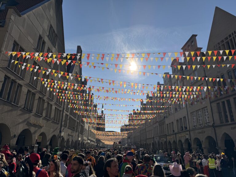 Der Rosenmontagszug Münster 2025 lockte 80.000 Besucher an. Erfahre alles zu Strecke, Stimmung, Musik und besonderen Highlights des Karnevalsumzugs.