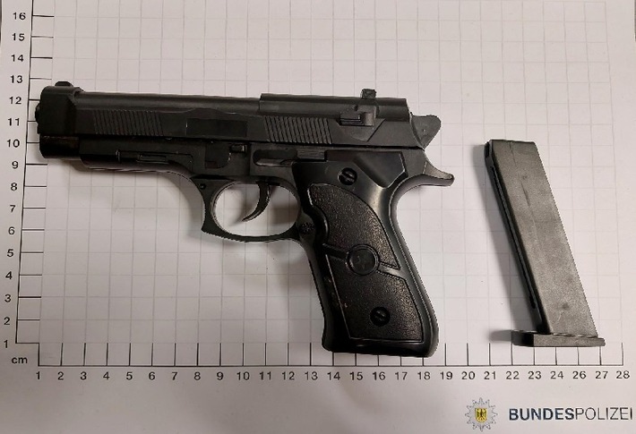 Jugendlicher löst mit Spielzeugwaffe Polizeieinsatz am Hauptbahnhof Münster aus und muss mit Konsequenzen rechnen. Die Bundespolizei vollstreckt zwei Haftbefehle am Hauptbahnhof Münster. Innerhalb kurzer Zeit wurden zwei gesuchte Männer festgenommen und der Justiz übergeben.