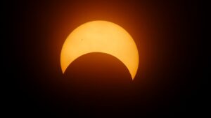 Am 29. März 2025 erlebt Münster eine partielle Sonnenfinsternis, die im Rahmen des internationalen Tages der Astronomie im LWL-Museum für Naturkunde gefeiert wird.