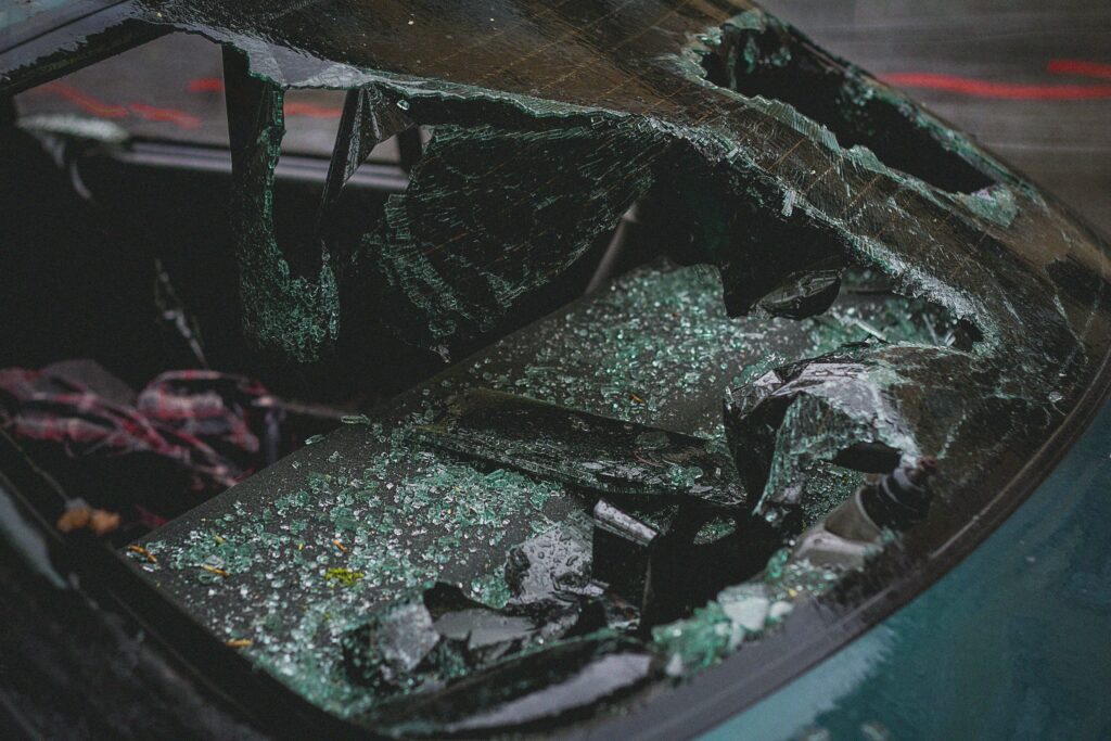 Schwerer Verkehrsunfall A2 bei Oelde: Ein Fahrzeug überschlägt sich, zwei Personen schwer verletzt, Vollsperrung Richtung Hannover. Ein tödlicher Unfall auf der B474 bei Dülmen erschüttert den Kreis Coesfeld. Ein Mann stirbt, zwei Personen werden schwer verletzt. Unfall mit Oldtimer auf der A1: Vier Verletzte bei Auffahrunfall am Rastplatz Settel. Großaufgebot im Einsatz, Ursache weiter unklar.
