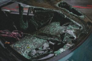 Schwerer Verkehrsunfall A2 bei Oelde: Ein Fahrzeug überschlägt sich, zwei Personen schwer verletzt, Vollsperrung Richtung Hannover. Ein tödlicher Unfall auf der B474 bei Dülmen erschüttert den Kreis Coesfeld. Ein Mann stirbt, zwei Personen werden schwer verletzt. Unfall mit Oldtimer auf der A1: Vier Verletzte bei Auffahrunfall am Rastplatz Settel. Großaufgebot im Einsatz, Ursache weiter unklar.