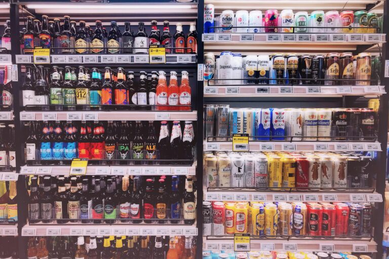 Ein bewaffneter Raub im Supermarkt in Borken sorgt für Entsetzen. Ein zwölfjähriges Mädchen war aktiv in die Tat verwickelt. Die Polizei ermittelt.