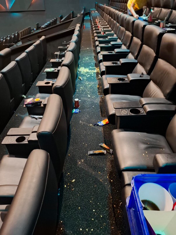 Verwüstung im Cineplex Münster: Ein TikTok-Trend rund um „A Minecraft Movie“ eskaliert völlig – Popcorn fliegt, Sitze leiden, die Polizei muss eingreifen. Was als viraler Spaß begann, endet in echtem Chaos. Was dahintersteckt und warum Kinos jetzt durchgreifen müssen – jetzt lesen! #CineplexMünster #TikTokTrend #MinecraftMovie #Kinoliebe