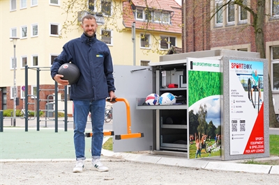 Sport am Bremer Platz bietet jetzt mit einer neuen Sportbox kostenloses Outdoor-Training per App – modern, nachhaltig und flexibel.