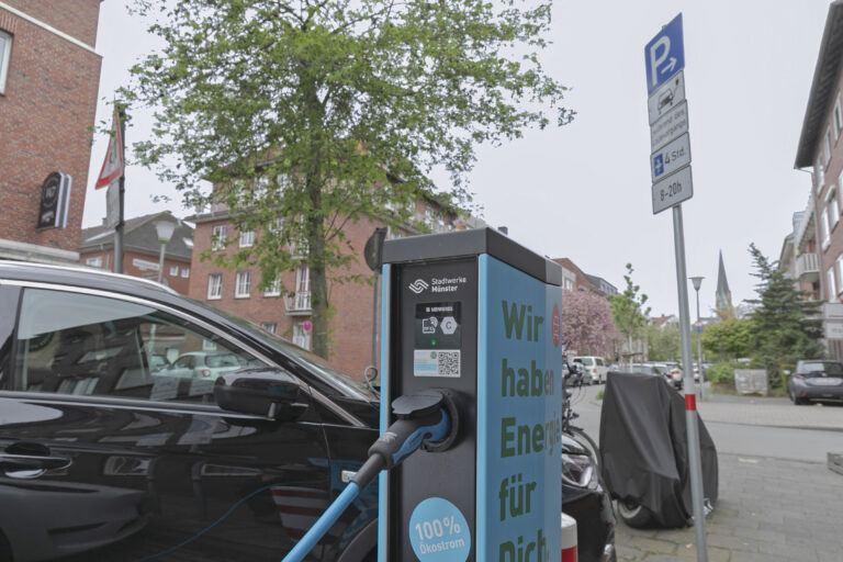 Die Anzahl der Elektroautos in Münster wächst deutlich. Verbrenner verlieren an Bedeutung, alternative Antriebe setzen sich zunehmend durch.