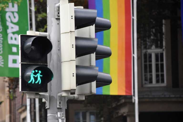 Seit 2025 ist Münster Teil des Rainbow Cities Network und engagiert sich mit Projekten, Symbolen und Austausch aktiv für die Gleichstellung von LSBTIQ*-Menschen.