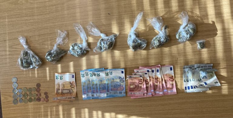Bei Kontrollen im Engelenschanzenpark in Münster sprach die Polizei vier Aufenthaltsverbote aus und stellte Cannabis sicher. Mehrere Anzeigen wurden gefertigt.