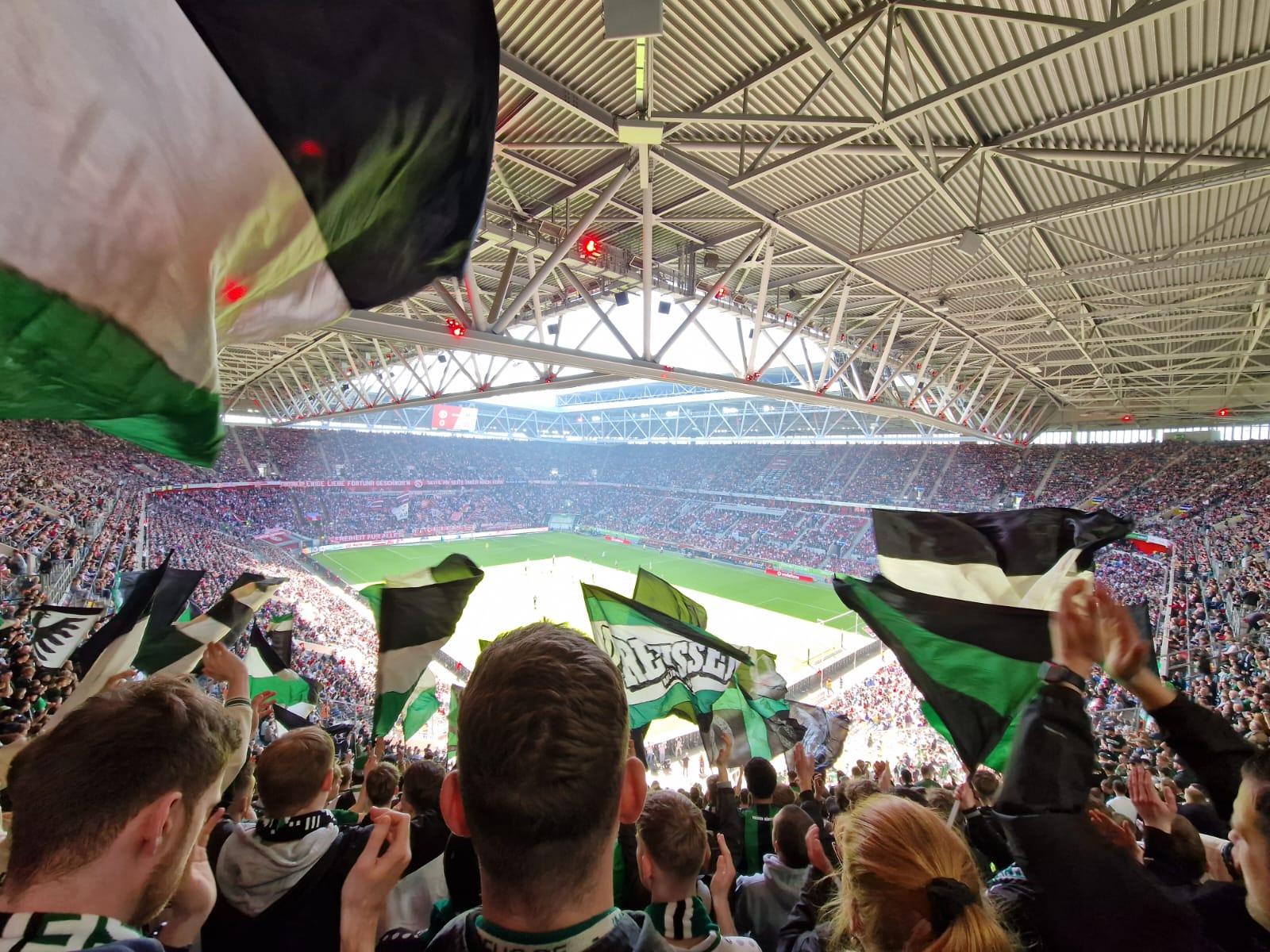 Preußenstadion Bombenfund- "Fortuna Düsseldorf siegt knapp mit 1:0 gegen Preußen Münster in einem intensiven 2. Bundesliga-Match, geprägt von Taktik und Dramatik