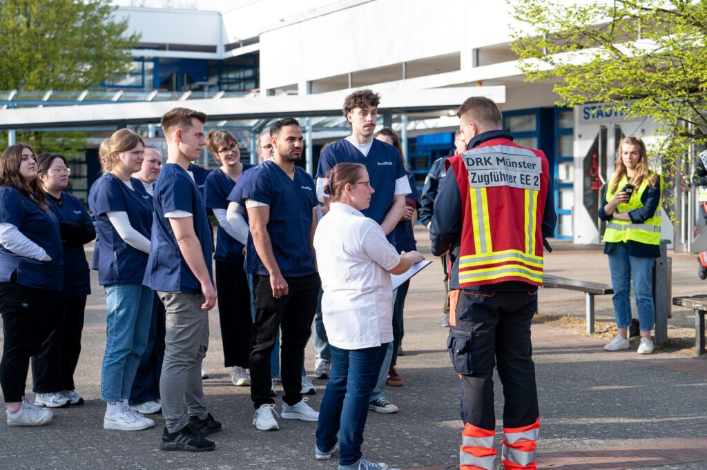 Studi-PUK im Katastrophenschutz: In Münster kamen studentische Pflegehelfer erstmals bei einer DRK-Übung zum Einsatz. Ein Pilotprojekt mit Zukunft.