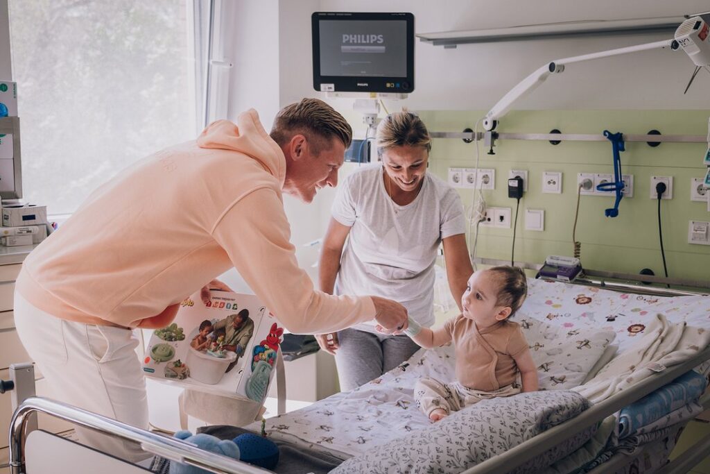 Toni Kroos im Clemenshospital Münster: Mit Stiftung und Herz schenkt er schwerkranken Kindern Geborgenheit, Hoffnung und echte Unterstützung.