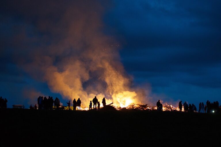 Wie wird das Wetter an den Ostertagen und welche Osterfeuer finden 2025 in Münster statt. Erfahre es hier.