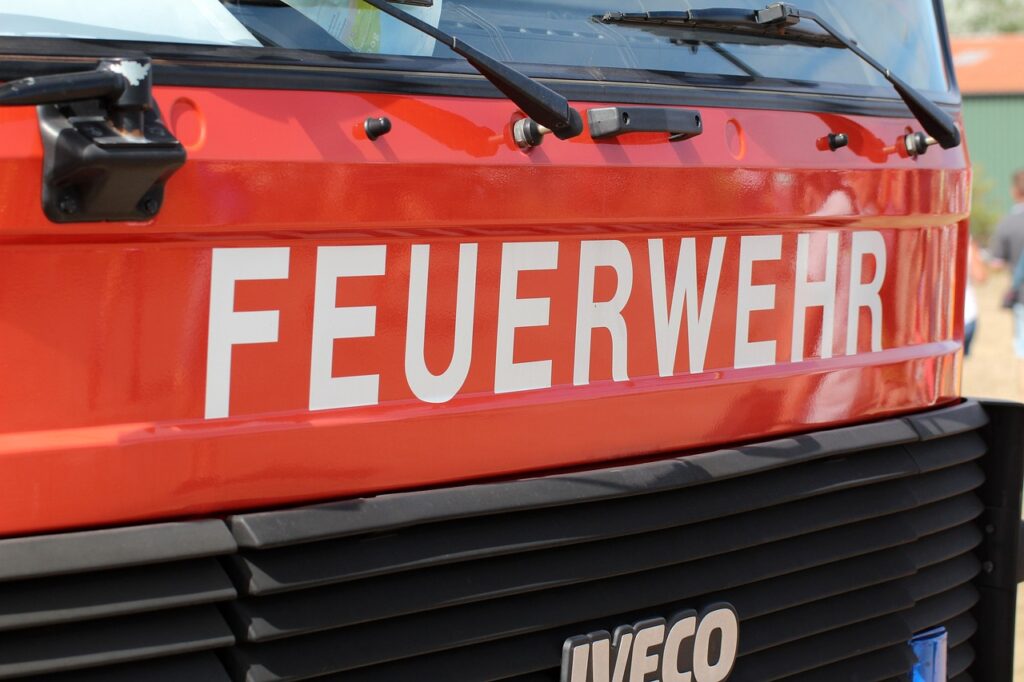 Der Brand Lidl Lengerich zerstörte am 30. April 2025 das Dach des Supermarkts – die Feuerwehr war im Großeinsatz, die Polizei ermittelt zur Ursache.