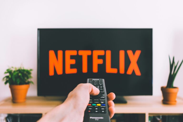 Netflix-Serie „Con Mum“: Die Hauptfigur Graham Hornigold wurde in Münster geboren. Wie der True-Crime-Hit eine unerwartete Verbindung nach Westfalen offenbart.