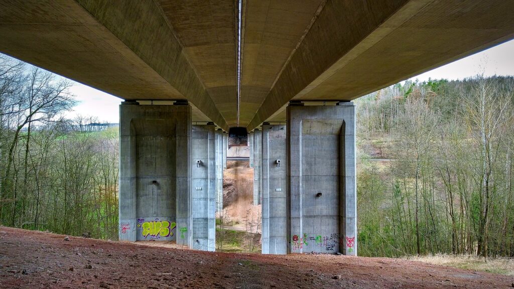Explosion unter Autobahnbrücke bei Werl: Polizei ermittelt nach Vorfall am 26. April 2025. Verkehr lahmgelegt, drei Verdächtige festgenommen.