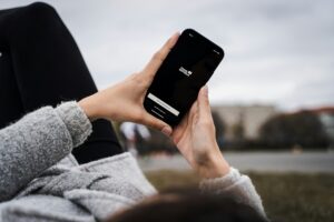 Nach dem Ausfall von Neo-Brokern wie Trade Republic am Börsencrash-Tag stellt sich die Frage: Haben Betroffene Anspruch auf Entschädigung?