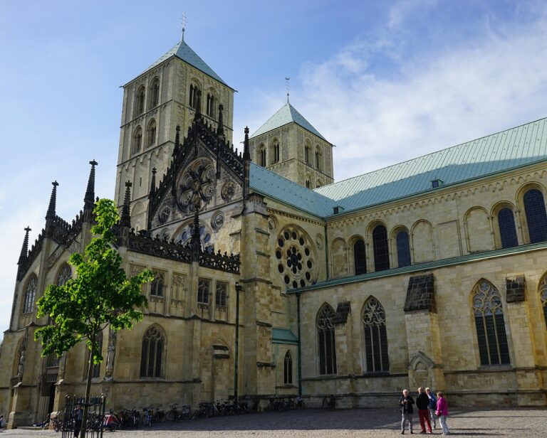 Das Bistum Münster räumt eine Datenschutzverletzung bei der Missbrauchsaufarbeitung ein. Akten wurden unzureichend anonymisiert weitergegeben, was zu Kritik und Konsequenzen führte. Die Missbrauchsvorwürfe gegen Bischof aus dem Bistum Münster beziehen sich auf seine Zeit als Kaplan in Horstmar. Das Bistum Münster spendet 200.000 Euro Soforthilfe für Erdbebenopfer in Myanmar. Unterstütze die Hilfe über Caritas International.