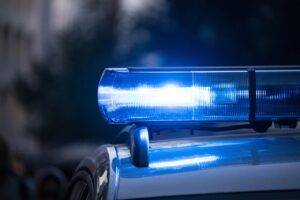 Ein Faustschlag in Telgte sorgt für Aufsehen: Eine 18-Jährige wurde in einem Bus von einer 56-Jährigen attackiert – die Polizei ermittelt. Ein Mann randaliert in der Notaufnahme des Franziskus-Hospitals in Münster. Es kommt zu Gewalt, Sachschäden und einer Festnahme. Ein 18-Jähriger wehrt sich bei der Festnahme im Zug zwischen Osnabrück und Münster und verletzt einen Polizisten schwer.