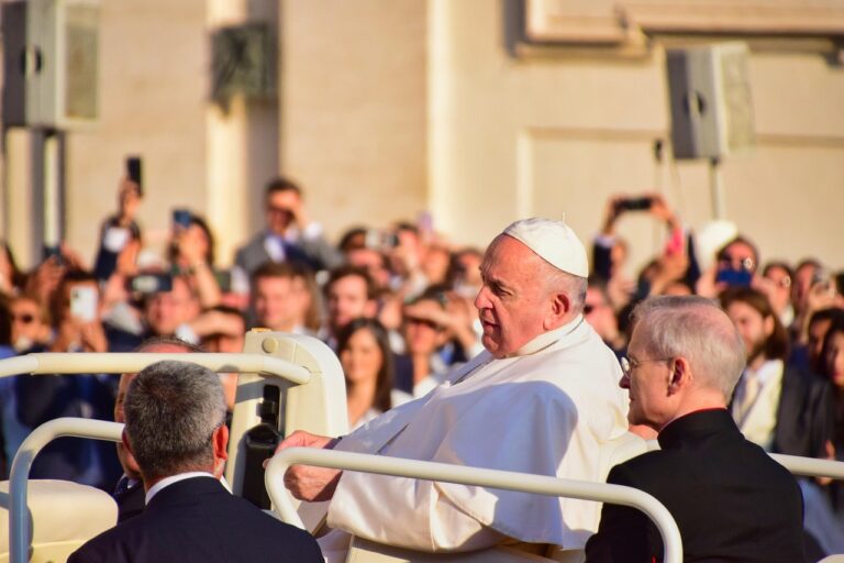 Nach dem Tod von Papst Franziskus zeigen Münster und das Bistum tiefe Anteilnahme. Stimmen aus Kirche, Politik und Gesellschaft würdigen sein Wirken.