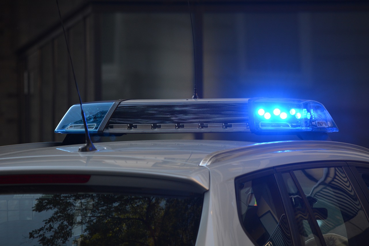 Polizei Symbolbild für Kurzmeldungen. Unfall auf der Wolbecker Straße: Auto prallt gegen Laterne – Fahrer verletzt, Polizei ermittelt. Alle Details zu Hergang und Sperrung.