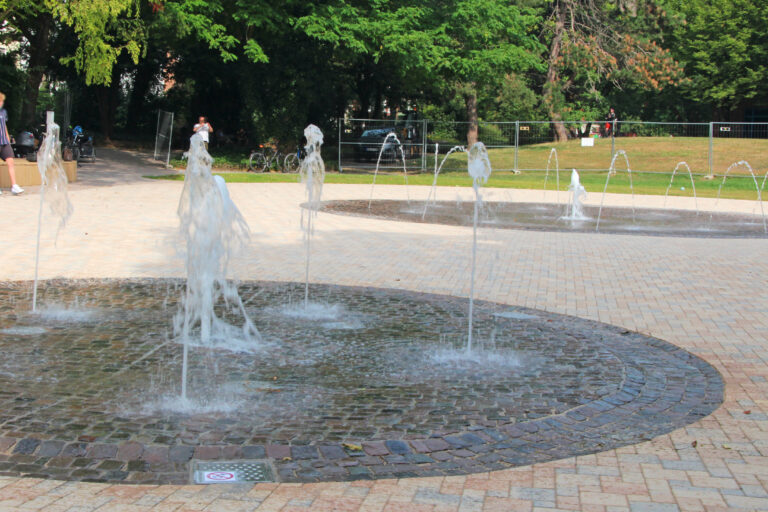 Der Brunnen im Südpark Münster ist wegen einer defekten Pumpe außer Betrieb – Reparaturbeginn kommende Woche, Dauer unklar.