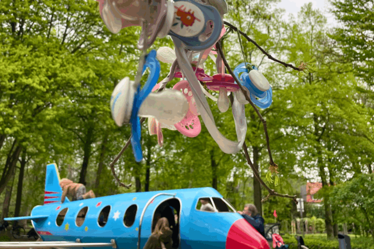 Der Schnullerbaum am Coerdeplatz bietet Kindern in Münster ein besonderes Abschiedsritual vom Schnuller – inklusive Hubsteiger-Erlebnis.