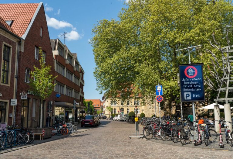 Die Zufahrtsregelung zur Königsstraße in Münster wird dauerhaft – mit LED-Tafeln, neuen Sperrzeiten und gezielter Verkehrslenkung.