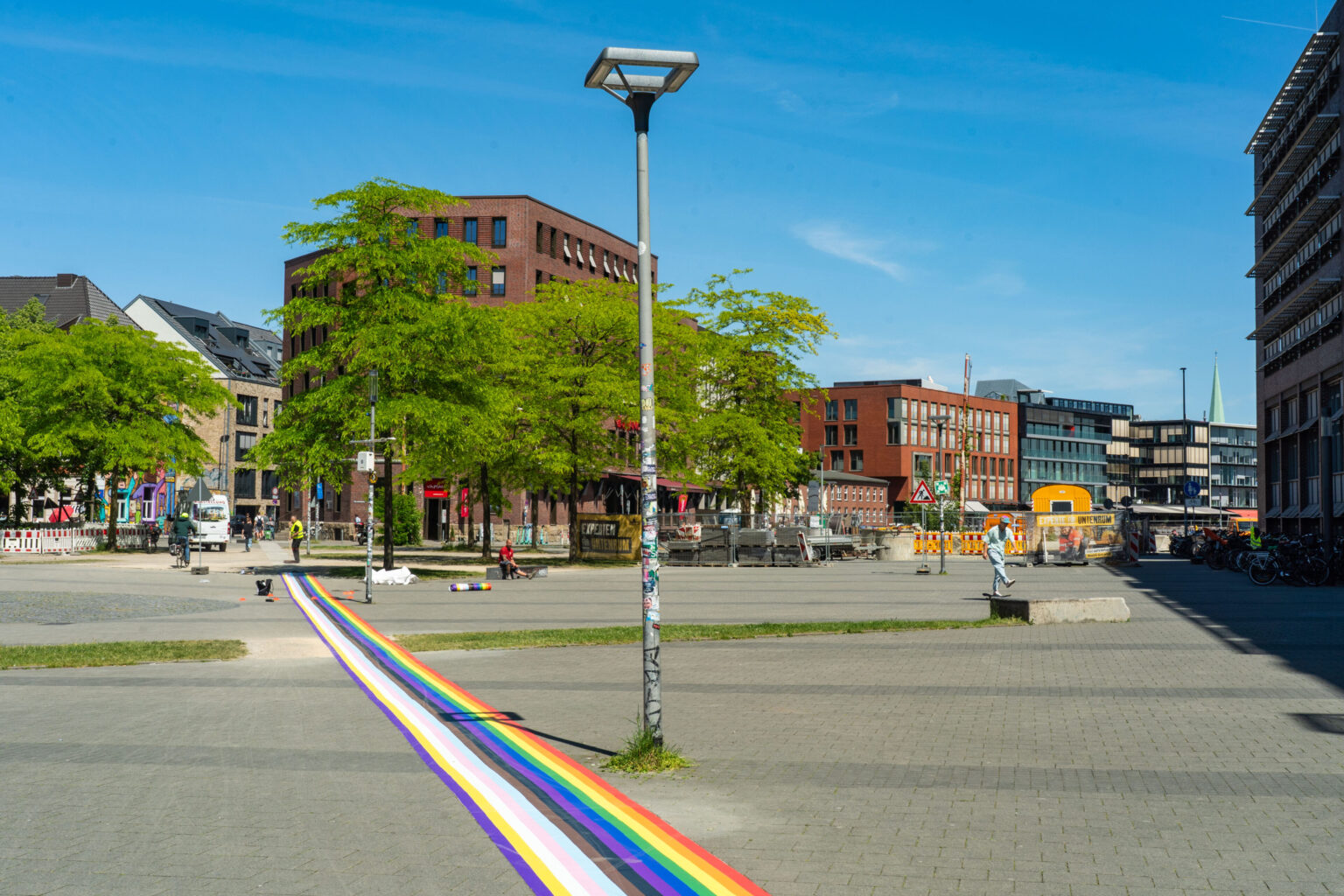 Münster weiht den Regenbogenstreifen Hafenplatz ein – ein starkes Zeichen für Vielfalt, Toleranz und queere Sichtbarkeit.