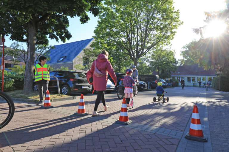 : Der Start von Münsters erster Schulstraße an der Gottfried-von-Cappenberg-Schule soll für mehr Sicherheit auf dem Schulweg sorgen.