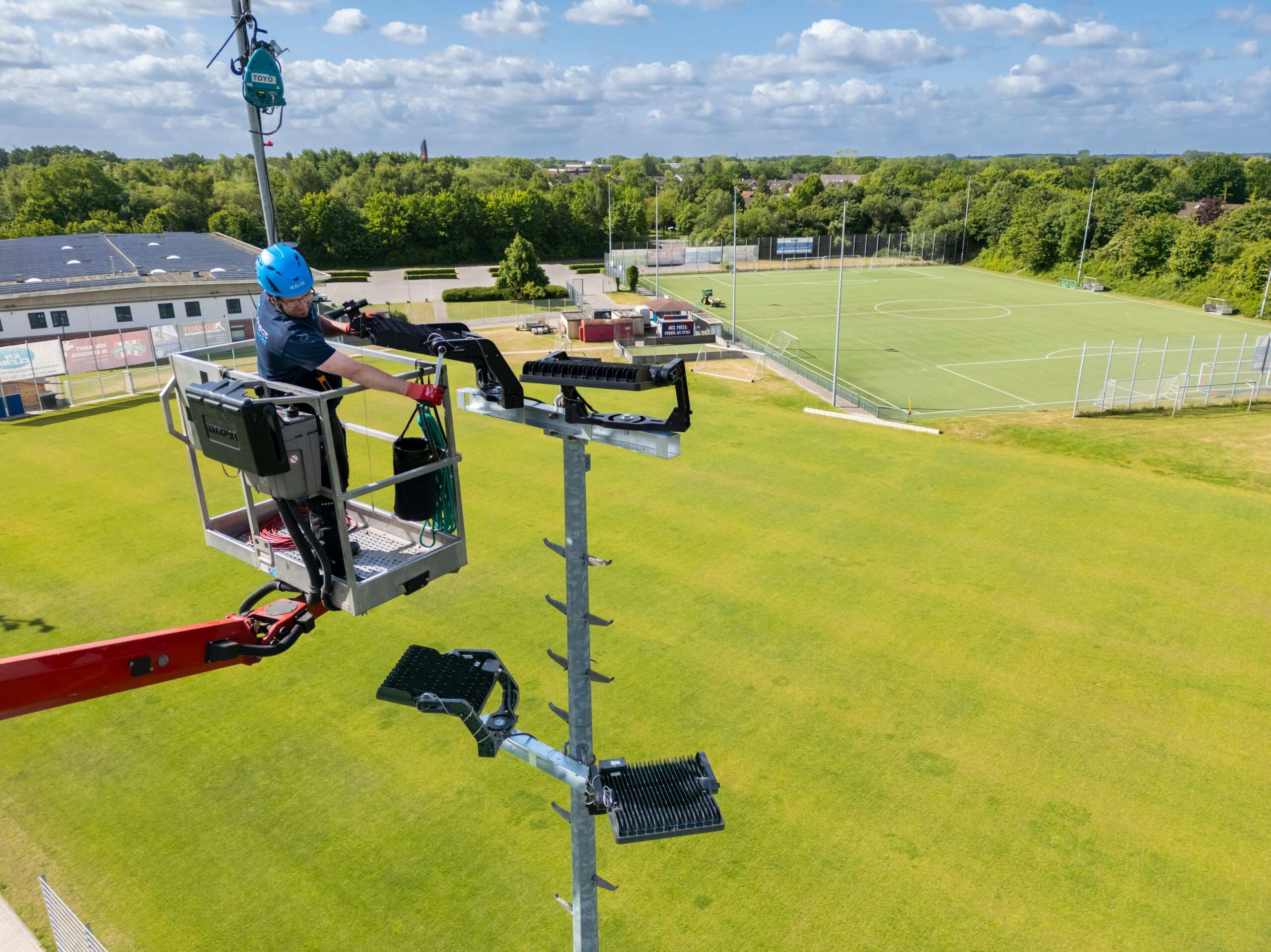 Die LED-Umrüstung der städtischen Flutlichtanlagen in Münster spart Energie, senkt CO₂ und verbessert die Lichtqualität.