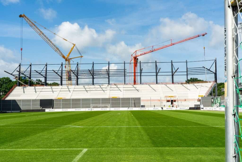 Die neue Westtribüne im LVM-Preußenstadion öffnet bereits im August 2025 – deutlich früher als geplant und pünktlich zum Heimspielauftakt.