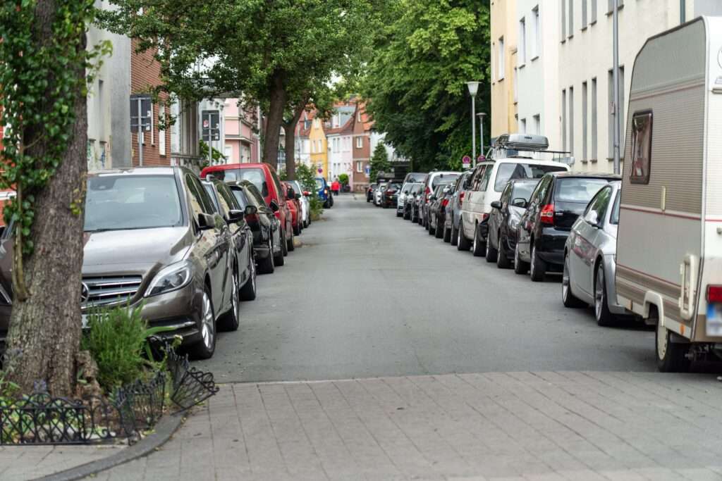 Die Bewohnerparkzone in Klein Muffi startet am 1. Juni 2025. Wer ohne Ausweis parkt, darf nur noch zwei Stunden bleiben.