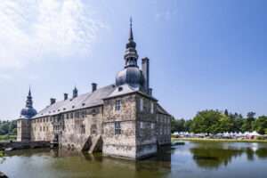 Auch 2025 haben Besucher die Möglichkeit eine Landpartie „the finest“ auf Schloss Lembeck zu erleben und dabei zu schlendern und zu genießen.