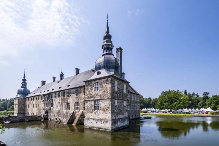 Auch 2025 haben Besucher die Möglichkeit eine Landpartie „the finest“ auf Schloss Lembeck zu erleben und dabei zu schlendern und zu genießen.