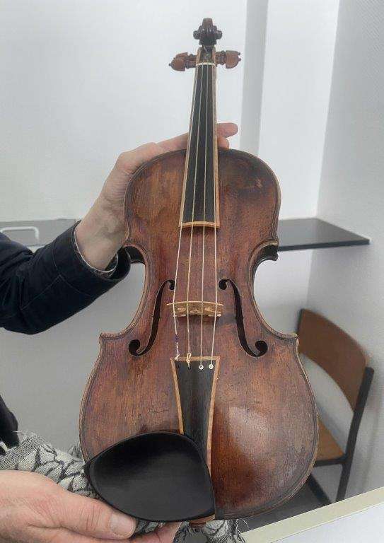Zwei wertvolle Musikinstrumente wurden in Zügen vergessen – die Bundespolizei in Münster und Bielefeld reagierte schnell und erfolgreich.