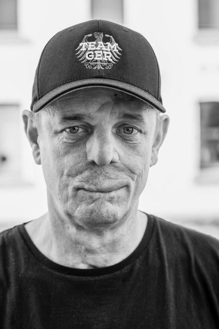 Die Ausstellung "Gesichter des Lebens" in Münster zeigt Porträts von Veteranen und thematisiert Trauma, Hoffnung und Anerkennung.
