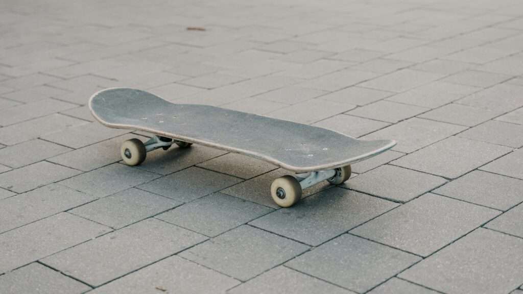 Titus Dittmann wurde 2025 in die Skateboarding Hall of Fame aufgenommen. Erfahre alles über seine Pionierarbeit, sein Unternehmen, skate-aid und seine Mission weltweit.