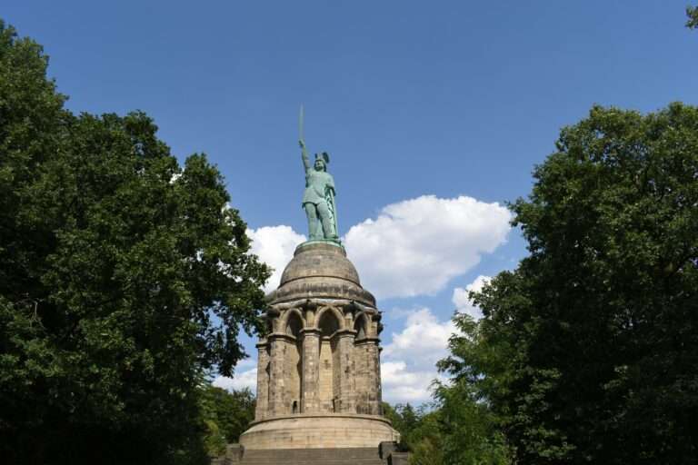 DFB-Pokalfinale 2025: Warum selbst Münster heute Arminia Bielefeld die Daumen drücken könnte – ein Fußballmärchen, das Rivalitäten überwindet.
