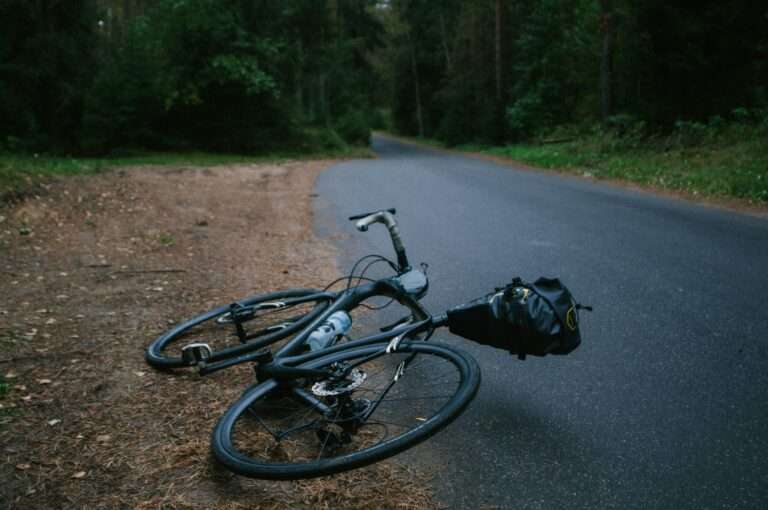 Tödlicher Verkehrsunfall in Tecklenburg-Brochterbeck: Eine Radfahrerin stirbt, der Lkw-Fahrer flüchtet. Polizei bittet um Hinweise zum Täter.