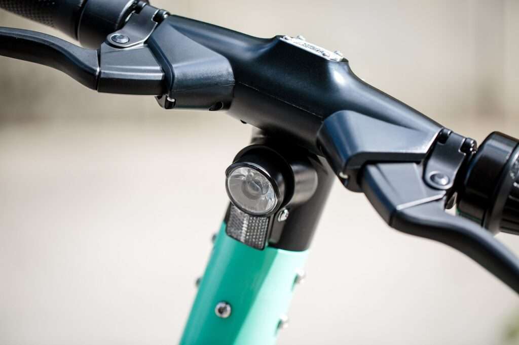 Ein E-Scooterfahrer ist nach einem Sturz in Warendorf verstorben – die Polizei sucht Zeugen, um den Unfallhergang aufzuklären. Schwerer Verkehrsunfall auf Hammer Straße: E-Scooter-Fahrer schwer verletzt, beide Beteiligten standen unter Alkohol und Drogen.