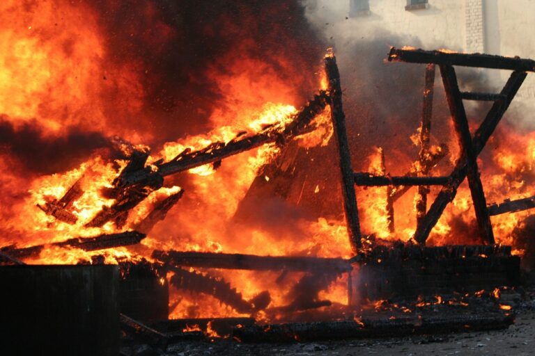 Ein Scheunenbrand in Amelsbüren forderte im Hartmannsbrook vier Löschzüge. Die Feuerwehr Münster verhinderte eine Katastrophe.r