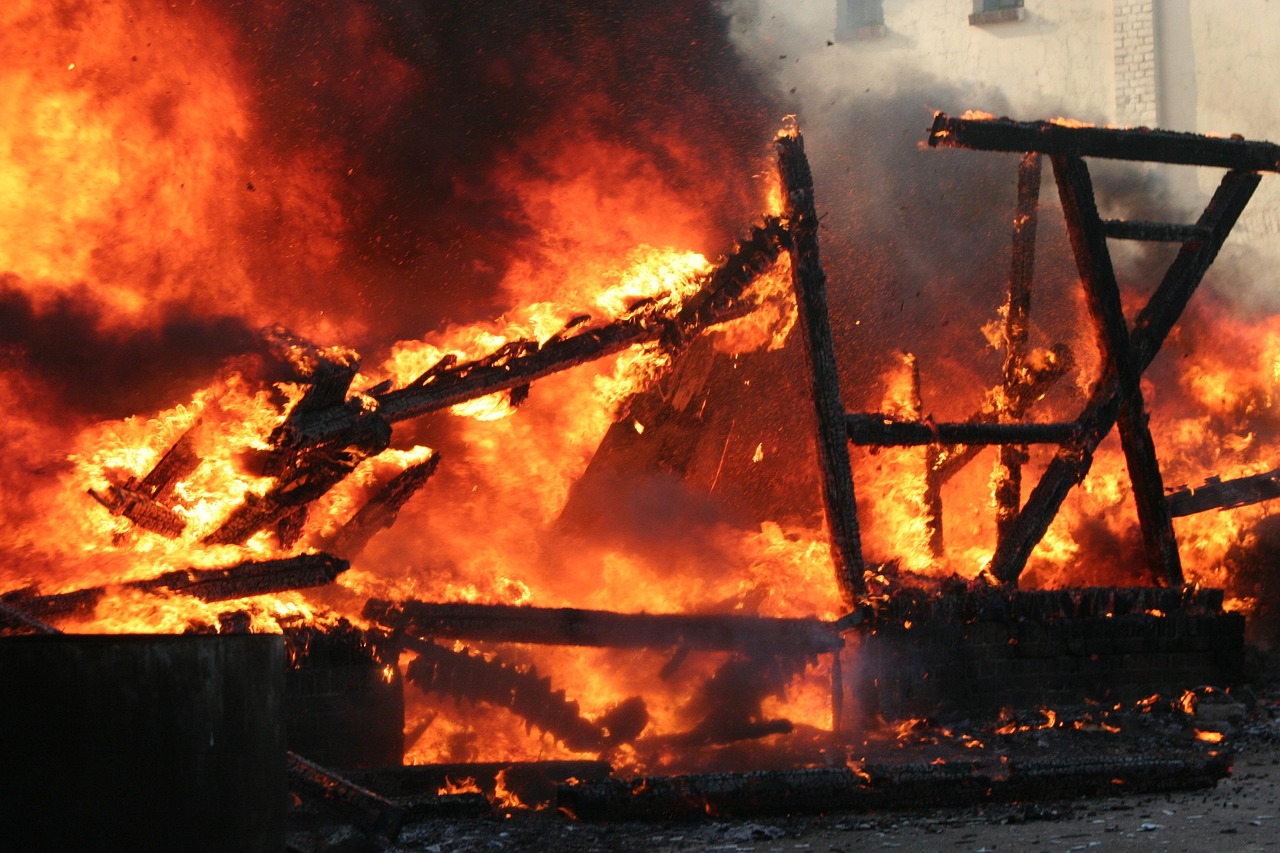 Ein Scheunenbrand in Amelsbüren forderte im Hartmannsbrook vier Löschzüge. Die Feuerwehr Münster verhinderte eine Katastrophe.r