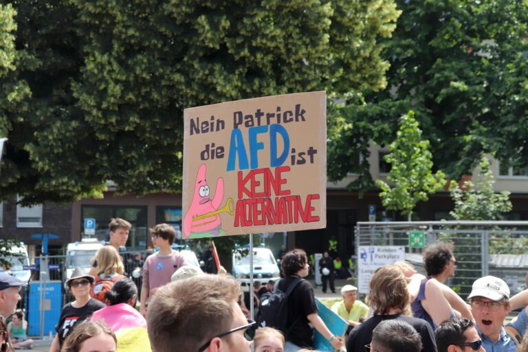 Wie es zur Einstufung kam Die Entscheidung des Bundesamts für Verfassungsschutz ist das Ergebnis eines mehrjährigen Prüfverfahrens. Bereits 2021 wurde die AfD zunächst als rechtsextremistischer Verdachtsfall eingestuft, was dem Inlandsgeheimdienst die Beobachtung der Partei mit nachrichtendienstlichen Mitteln erlaubte. Zahlreiche Gerichtsurteile bestätigten in den Folgejahren die Rechtmäßigkeit dieser Einstufung. Im Frühjahr 2025 folgte nun der nächste Schritt: Die AfD wird als „gesichert rechtsextremistische Bestrebung“ geführt – die höchste Beobachtungsstufe. Grundlage dafür ist ein mehr als 1100 Seiten umfassendes Gutachten, das laut Bundesinnenministerium zahlreiche Belege für menschenverachtende, demokratiefeindliche und völkisch-nationalistische Tendenzen innerhalb der gesamten Partei zusammenfasst.