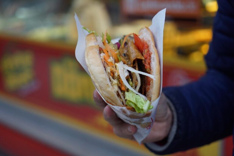 Döner im Schaf: Erlebe Münsters ersten Döner-Terminal direkt im Club – feiern, tanzen und snacken ohne Unterbrechung.