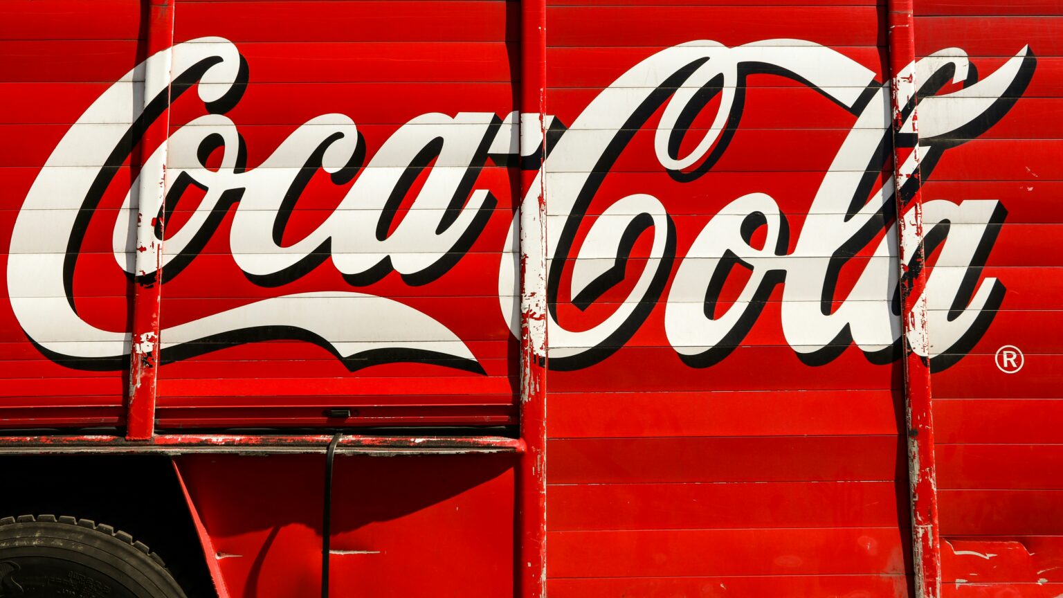 Warren Buffett liebt Cherry Coke – aber widerspricht das nicht der goldenen Börsenregel? Eine Podcastanalyse über Emotionen und Investments. Coca Cola