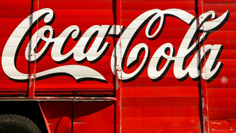 Warren Buffett liebt Cherry Coke – aber widerspricht das nicht der goldenen Börsenregel? Eine Podcastanalyse über Emotionen und Investments. Coca Cola